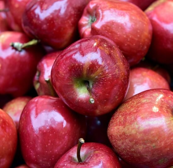 Premium Organic Apples – Fresh, Sweet, and Pesticide-Free Fruits